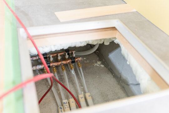 新築住宅に施工された床暖房の配管工事