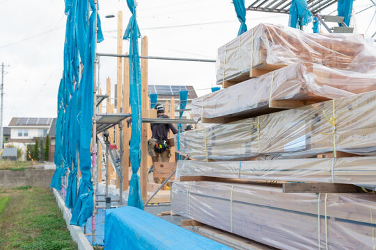 新築住宅の建築現場に搬入された木材,プレカット木材と建築資材