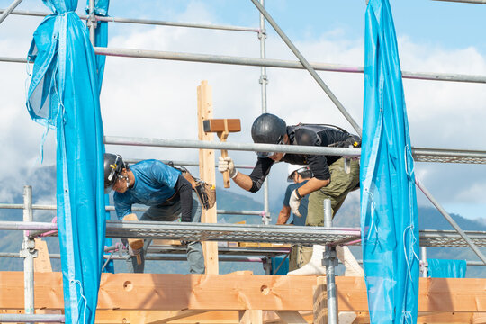 マイホーム建築の建前,棟上げ作業を行う大工職人