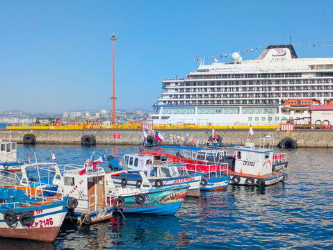cruise ship  Muelle Prat Valparaiso