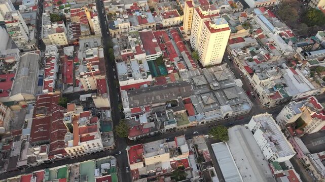 Vista a&eacute;rea cenital de San Telmo al atardecer, calles y arquitectura de Buenos Aires, Argentina. Turismo, viajes.