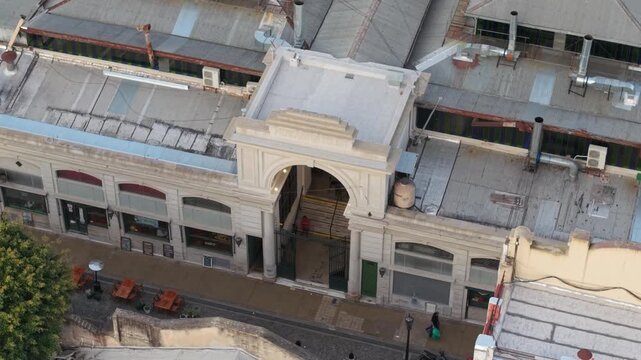 Puerta de entrada del Mercado de San Telmo sobre la Calle Bol&iacute;var, Buenos Aires, turismo y viajes en el casco hist&oacute;rico