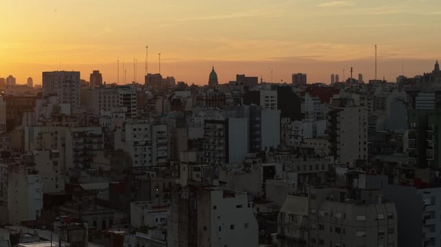 Edificios de Buenos Aires al atardecer con sol, vista a&eacute;rea urbana captada con dronv