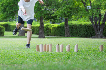Naklejka premium モルックのスキットルを投げる日本人男性