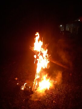 Api unggun di malam hari