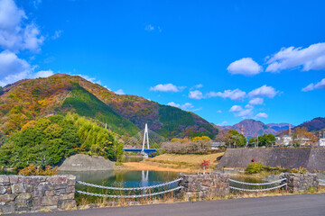 紅葉の神奈川県山北町の三保ダムの天端道路(遊歩道)から北側の眺望(永歳橋,権現山など) © Q2PHOTOAS