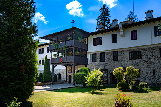 
La hermosa iglesia de la &laquo;Asunci&oacute;n de la Virgen Mar&iacute;a&raquo;, situada en el recinto del Monasterio de Troyan (pueblo de Oreshak, Bulgaria), cuenta con un espacio para colocar velas.