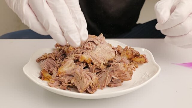 Sprinkle white pepper powder over beef in bowl. Tear cooked marinated beef apart by hand.