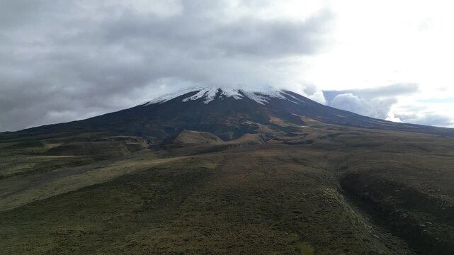 toma con drone del volc&aacute;n Cotopaxi rodeado por nubes 