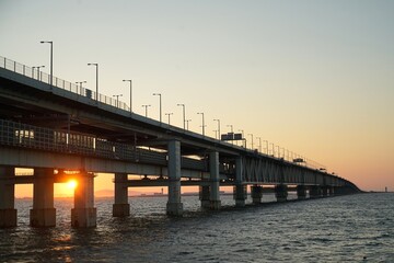 Fototapeta premium 夕陽と空港連絡橋と海