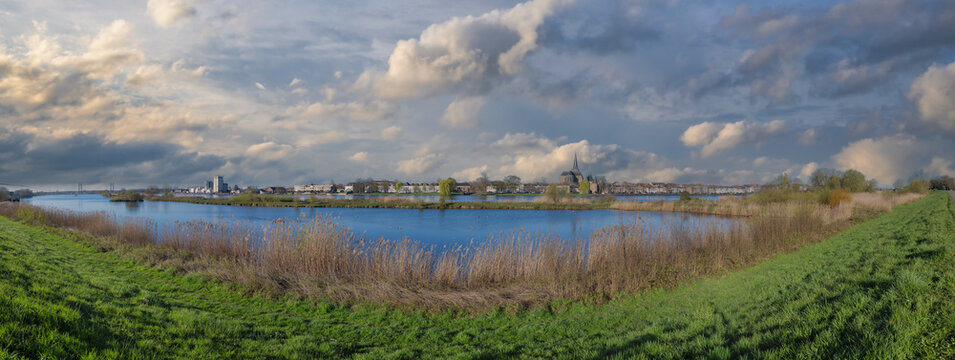 IJsselmuiden es una ciudad en la provincia holandesa de Overijssel. Est&aacute; ubicado en el municipio de Kampen