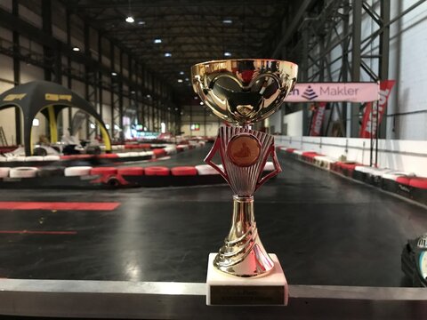 Kartbahn im Gewerbegebiet Grimma mit gro&szlig;er Halle und Au&szlig;enbereich. Leihkart, Motorsport, Freizeit, Eventlocation, Rennen, Freunde und regionale Freizeitveranstaltung in Sachsen.