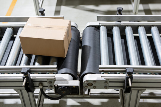 Box stopped at the misaligned join between two roller conveyors