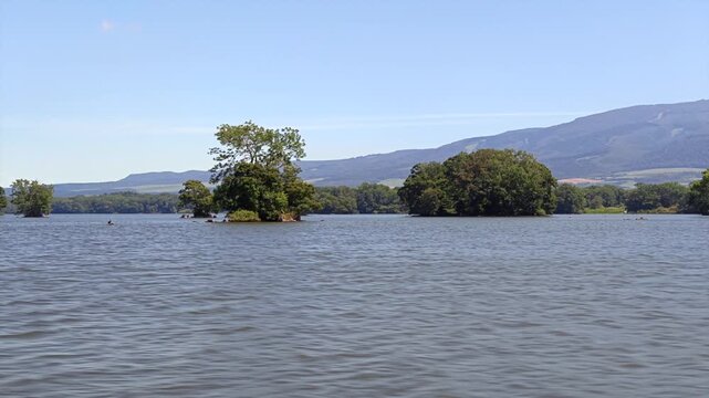 航行する船から点在する島を見た風景。