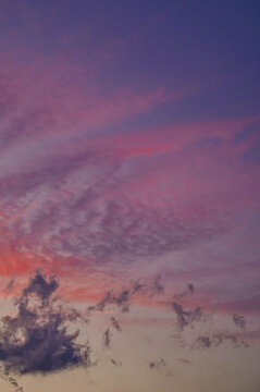 紫とピンクに染まる美しい夕焼け空と多彩な雲