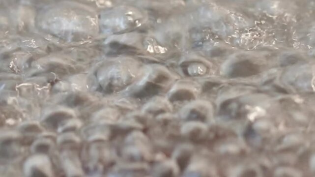 激しく沸騰する水にクローズアップ