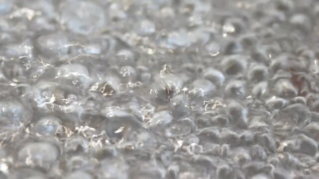 激しく沸騰する水にクローズアップ