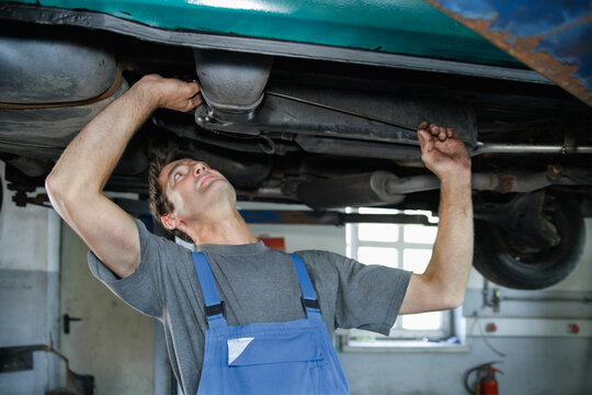 Germany, Ebenhausen, Mechatronic technician working in car garage