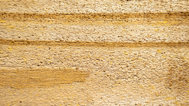 Textura de panel de madera aglomerada con superficie &aacute;spera en tonos marr&oacute;n y beige