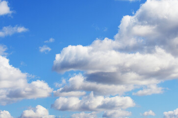 Obraz premium White clouds in blue sky