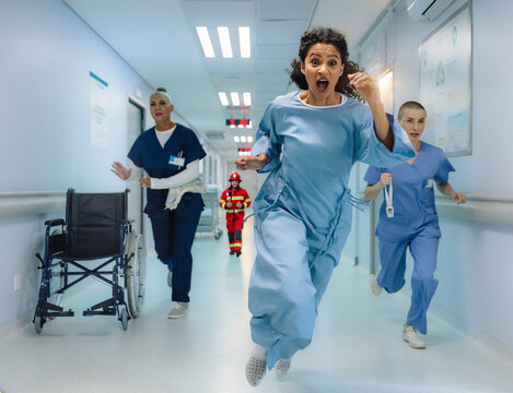 Fuite paniqu&eacute;e dans un couloir d'h&ocirc;pital avec un enfant d&eacute;guis&eacute; en pompier