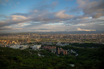 Fototapeta premium Overlooking Taipei from the mountain observation deck, Taiwan