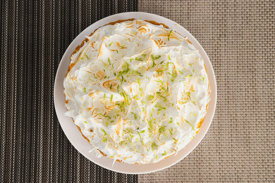 Torta de lim&atilde;o com glac&ecirc;