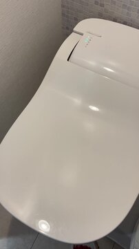トイレの蓋を閉める手元
