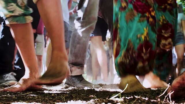 Viele tanzende F&uuml;&szlig;e auf staubigem Festivalboden bei einem Elektrofestival