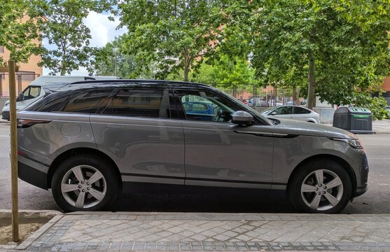Vista lateral de un autom&oacute;vil SUV Land Rover Range Rover Velar aparcado en una calle de Madrid, Espa&ntilde;a, 14 de junio de 2026