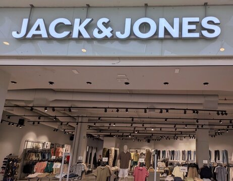 Entrada con ropa colocada en percheros y maniqu&iacute;es en tienda de ropa Jack & Jones en Madrid, Espa&ntilde;a, 14 de junio de 2026