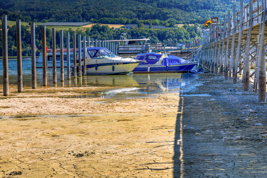 Niedrigwasser am Bodensee im Hafen von Gaienhofen 