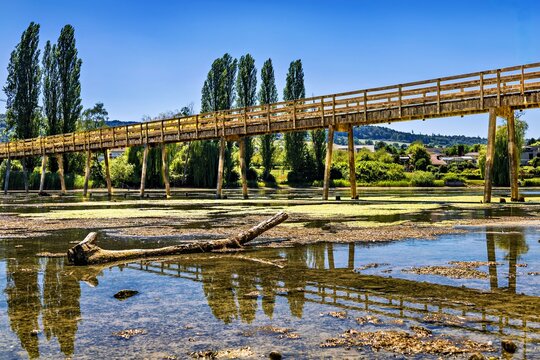 Historische Holzbr&uuml;cke zur Klosterinsel Werd am Hochrhein/Untersee bei Eschenz und Stein am Rhein in der Schweiz.
