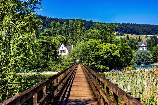 Historische Holzbr&uuml;cke zur Klosterinsel Werd am Hochrhein/Untersee bei Eschenz und Stein am Rhein in der Schweiz.