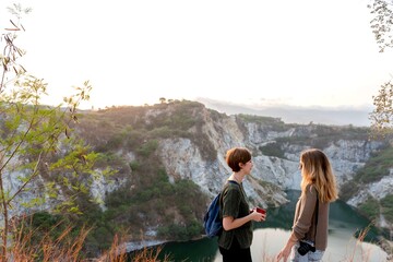 Naklejka premium Friends exploring scenic cliffside view