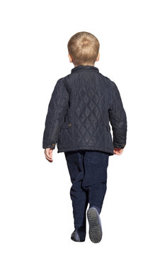 Jeune gar&ccedil;on vu de dos marchant, v&ecirc;tu d&rsquo;une veste matelass&eacute;e bleu marine et d&rsquo;un pantalon sombre, isol&eacute; sur fond transparent, concept d&rsquo;enfance, d&eacute;placement et autonomie.