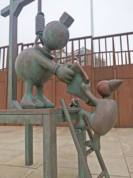 Haag. Holland. Bronzen Sprookjesbeelden op de dijk aan Zee. outdoor openbare kunst uit de collectie van SprookjesBeelden Aan Zee, Scheveningen