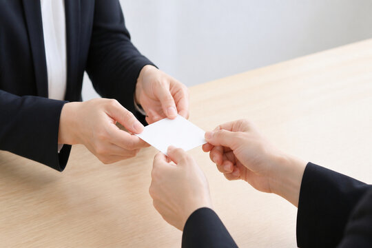 名刺を両手で交換する日本人女性の手元