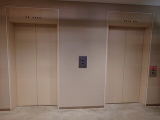 商業施設のエレベーター乗り場 © 銀河鉄道