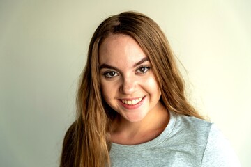 Obraz premium Smiling woman with long hair.