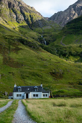 Fototapeta premium Charming cottage amidst lush mountains.