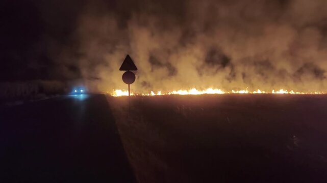 Veh&iacute;culo cruzando carretera con fuego y poca visibilidad con peligro 