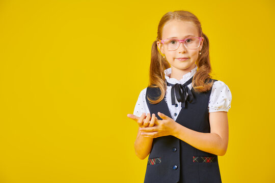 Smart Schoolgirl Presenting