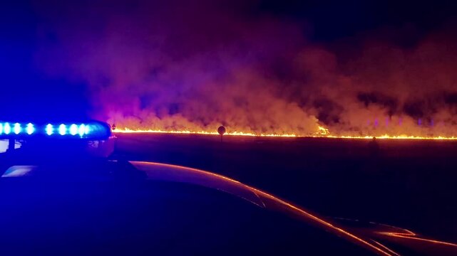 Carretera ardiendo, vigilancia polic&iacute;a por peligro de accidente 