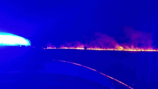 Policia en acci&oacute;n frente a fuegos en carretera nocturnos con peligro de accidente por escasa visibilidad 