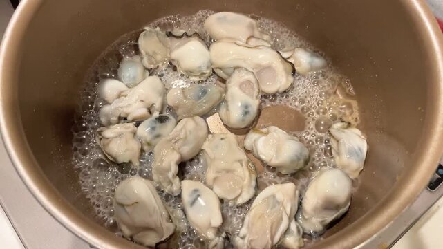 生牡蠣を炒めて水分を飛ばす