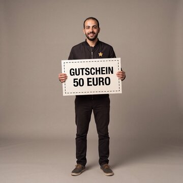 Mann zeigt Gutschein 50 Euro Schild in Totale