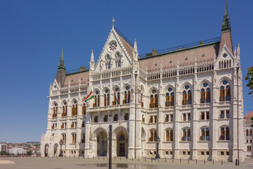 Obraz premium Majestic Hungarian Parliament Building in Budapest. Gothic Revival architecture landmark at Kossuth Lajos Square, Hungary.