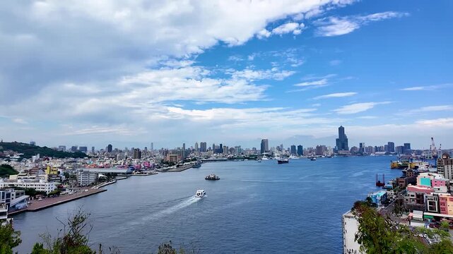 半山腰観景台から眺める高雄の市街地と旗津の町並み
