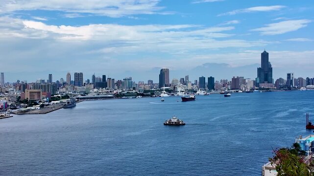 半山腰観景台から眺める高雄市のウォーターフロント